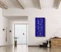 Preview: Moderne Wohnung, Parkett, weiße Wände. Dekoration Gemälde abstrakt