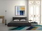 Preview: Schlafzimmer im Altbau mit Doppelbett. Dekoration abstraktes Gemälde mit weißem Schattenfugenrahmen