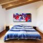 Preview: Modernes helles Schlafzimmer mit Doppelbett. Dekorationsbeispiel Gemälde abstrakte Blumen von Andrea Facundo Palacios