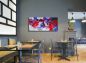 Preview: Modernes Restaurant, dunkle Wand und helles Tische. Dekoration Gemälde farbenfrohe Blumen von Andrea Facundo Palacios