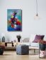 Preview: Helle Wohnung mit abgetönter Wand und Style. Zur Dekoration hängt ein original Bild von Zavaleta mit fluffigen Farben