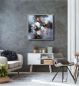 Preview: Modernes Wohnzimmer, graue Wand. Als Dekoration ein abstraktes Gemälde im Schattenfugenrahmen