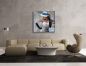 Preview: Wohnzimmer mit einer grauen Wand. Dekorationsbeispiel ein eingerahmtes Bild Frau mit Hut