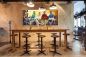 Preview: Restaurant mit Bar. Dekorationsbeispiel Gemälde Musiker von Americo Ccala