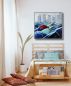 Preview: Helles Schlafzimmer mit Kiefern Bett vor einer hellen Wand. Dekorationsbeispiel ein eingerahmtes Bild Regenschrme
