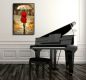 Preview: Musikzimmer mit Flügel vor einer hellen Wand. Dekorationsbeispiel ein eingerahmtes Bild Frau mit rotem Kleid und Schirm