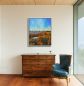 Preview: Klassisches Zimmer mit Sessel und Naturholz. Wanddekoration ist das Gemälde von einem Hafen