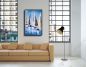 Preview: Modernes Loft mit Industriefenstern. Zur Dekoration hängt ein maritimes Bild mit Schattenfugenrahmen an der Wand