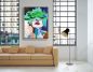 Preview: Modernes Wohnzimmer mit hellen Wänden. Als Dekoration ein gemaltes Gesicht