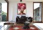 Preview: Stylishes Wohnzimmer. Zur Dekoration hängt ein farbenfrohes Portrait