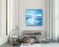 Preview: Loft mit heller Wand. Als Dekoration ein Bild vom Meer im Schattenfugenrahmen