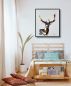Preview: Dekoration Wohnung. Helle Wand mit einem echten Bild mit Hirsch
