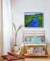 Preview: Dekoration Schlafzimmer. Helle Wand mit einem echten Bild mit Landschaft