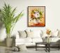 Preview: Heller Wohnraum mit einem Blumenbild über dem Sideboard
