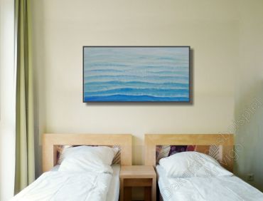 Schlafzimmer im Hotel mit Doppelbett. Dekoration ein abstraktes Gemälde