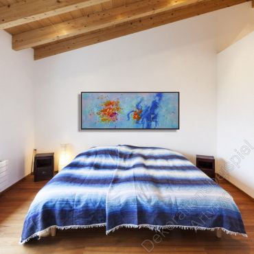 Schlafzimmer im Haus. Als Dekoration ein abstraktes Bild