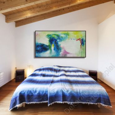 Schlafzimmer im Haus. Als Dekoration ein abstraktes Bild