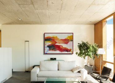 Im Wohnzimmer hängt ein abstraktes, handgemaltem Leinwandbild