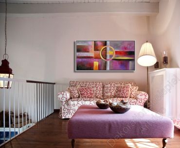 Gemütliche Sitzecke vor heller Wand mit einem abstrakten Wandbild als Dekoration