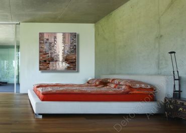 Schlafzimmer mit Doppelbett. Zur Dekoration ein Bild einer abstrakten Stadt an der Wand