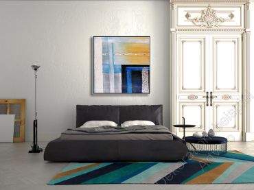 Schlafzimmer im Altbau mit Doppelbett. Dekoration abstraktes Gemälde mit weißem Schattenfugenrahmen