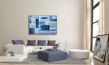 Sitzecke mit heller Wand. Über dem Sofa hängt ein großes gegenstandsloses Bild