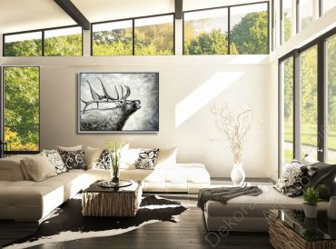 Heller Wintergaten mit Sofa vor einer hellen Wand. Dekorationsbeispiel ein eingerahmtes Bild Hirsch