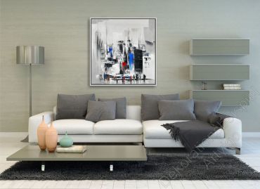 Wohnzimmer mit grauer Wand. Zur Dekoration ein Bild einer abstrakten Stadt im Bilderrahmen