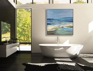Badezimmer mit einem hellen Wanne und abstrakten, unaufgeregten Seemotiv in Bilderrahmen