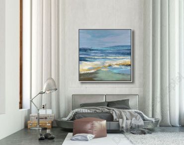 Loft mit heller Wand. Als Dekoration ein Bild vom Meer im Schattenfugenrahmen