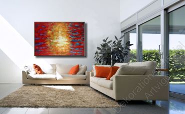 Wohnung mit vielen warmen Farben. Über dem Sofa hängt ein großes eingerahmtes Bild als Dekoration