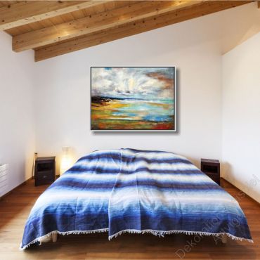 Schlafzimmer mit viel Holz. Über dem Bett hängt ein großes eingerahmtes Bild als Dekoration