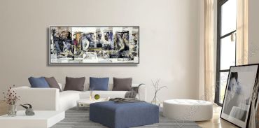 Modernes Wohnzimmer, helle Wand und helle Möbel. Dekoration großes Gemälde abstrakt im Schattenfugen Rahmen