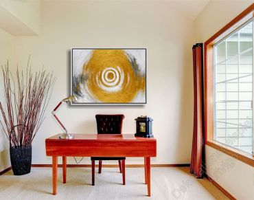 Arbeitszimmer mit einem abstrakten, goldenen Wandbild Landschaft im Bilderrahmen