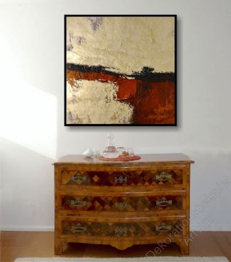 Heller Raum. Zur Dekoration hängt ein gegenstandsloses Bild mit Bilderrahmen an der grauen Wand