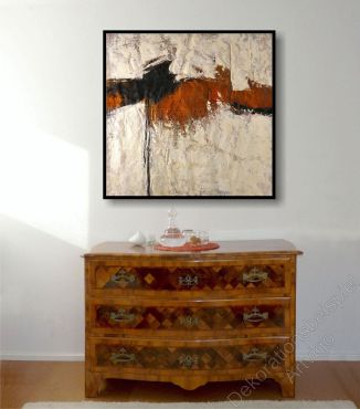 Heller Raum. Zur Dekoration hängt ein gegenstandsloses Bild mit Bilderrahmen an der grauen Wand