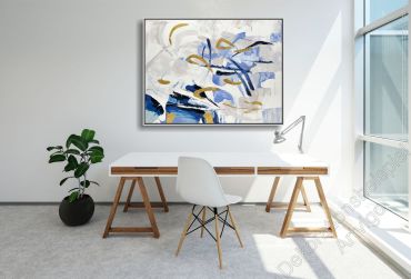 Schreibtisch mit viel Licht. An der Wand hängt ein großes eingerahmtes Bild als Dekoration