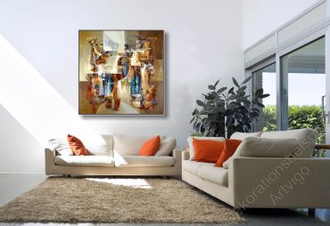 Modernes Zimmer, helle Wand und langes Sofa. Dekoration interessantes Gemälde von Americo Ccala