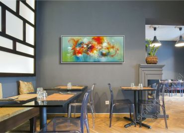 Preview: Restaurant mit abgetönter Wand und Style. Zur Dekoration hängt ein original Bild von Zavaleta mit fluffigen Farben