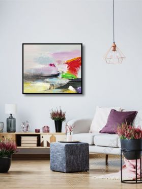 Wohnzimmer mit abstraktem Bild auf Leinwand über dem Sofa