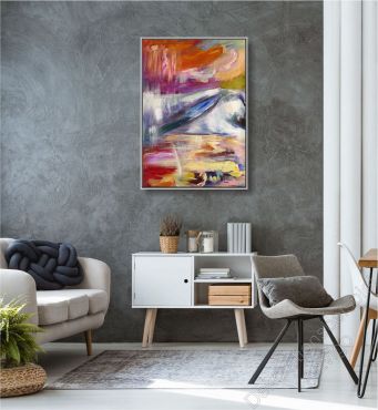Wohnzimmer mit abstraktem Bild auf Leinwand über dem Sofa