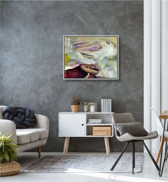 Wohnzimmer mit abstraktem Bild auf Leinwand über dem Sofa