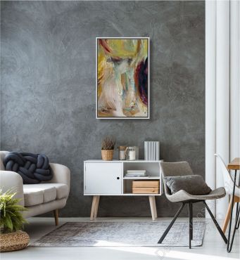 Wohnzimmer mit abstraktem Bild auf Leinwand über dem Sofa