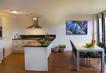 Helle Küche mit Thresen vor einer hellen Wand. Dekorationsbeispiel ein eingerahmtes Bild Obst