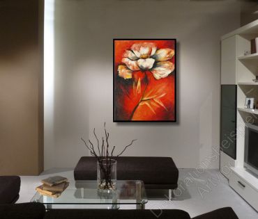 Modernes Wohnzimmer. Als Dekoration ein Gmälde mit einem Blumenbild