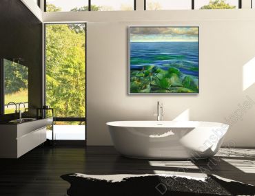 Helles Badezimmer mit freistehender Badewanne. Wanddekoration ist das Gemälde Meer und Wolken