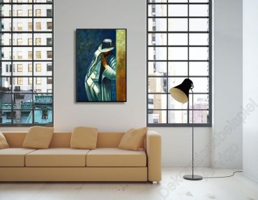 Helles Sofa vor einer hellen Wand. Dekorationsbeispiel ein eingerahmtes Bild Mann mit Fedora und Zigarrette