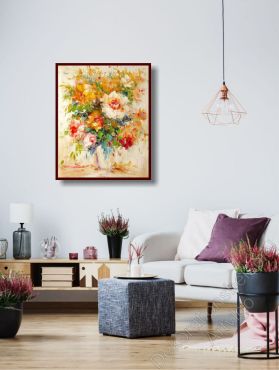 Heller Wohnraum mit einem Blumenbild über dem Sideboard