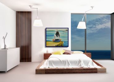 Hippes Schlafzimmer mit modernen design Möbeln. Als Dekoration hängt ein eingerahmtes Bild. Träumendes Mädchen mit Fernweh
