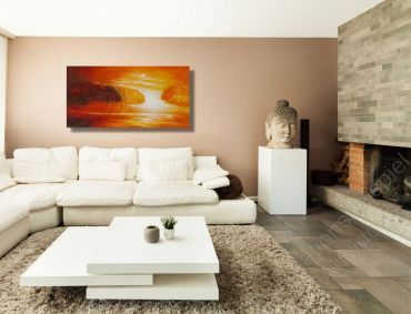 Offenes Wohnzimmer mit Kaminofen. Als Dekoration ein Bild: Sonnenaufgang